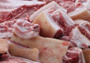 На Исилькульском мясокомбинате мясо валялось в пакетах прямо на полу